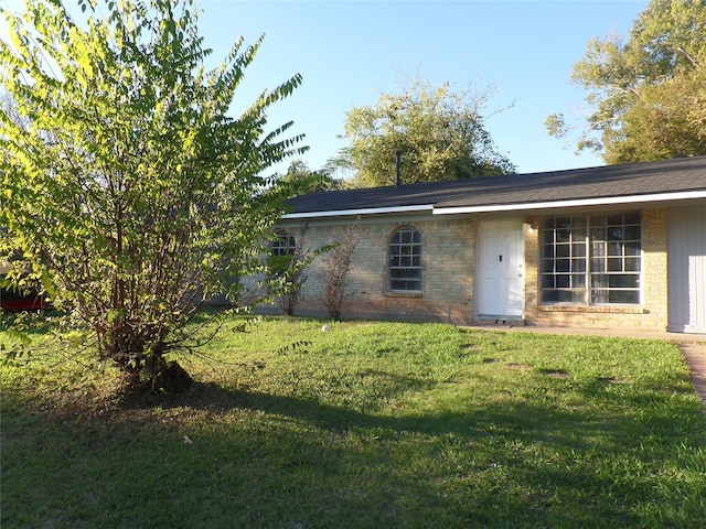 view of front of property with brick siding and a front yard