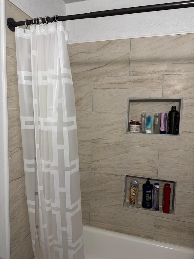 full bath featuring shower / bath combo with shower curtain