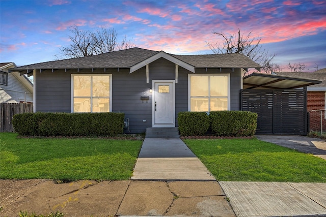 view of front facade featuring a front lawn and fence