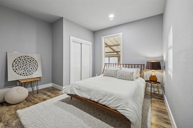 bedroom with recessed lighting, a closet, baseboards, and wood finished floors