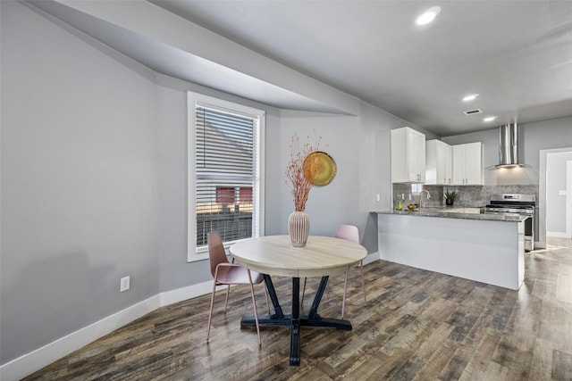 dining space with recessed lighting, dark wood-type flooring, and baseboards