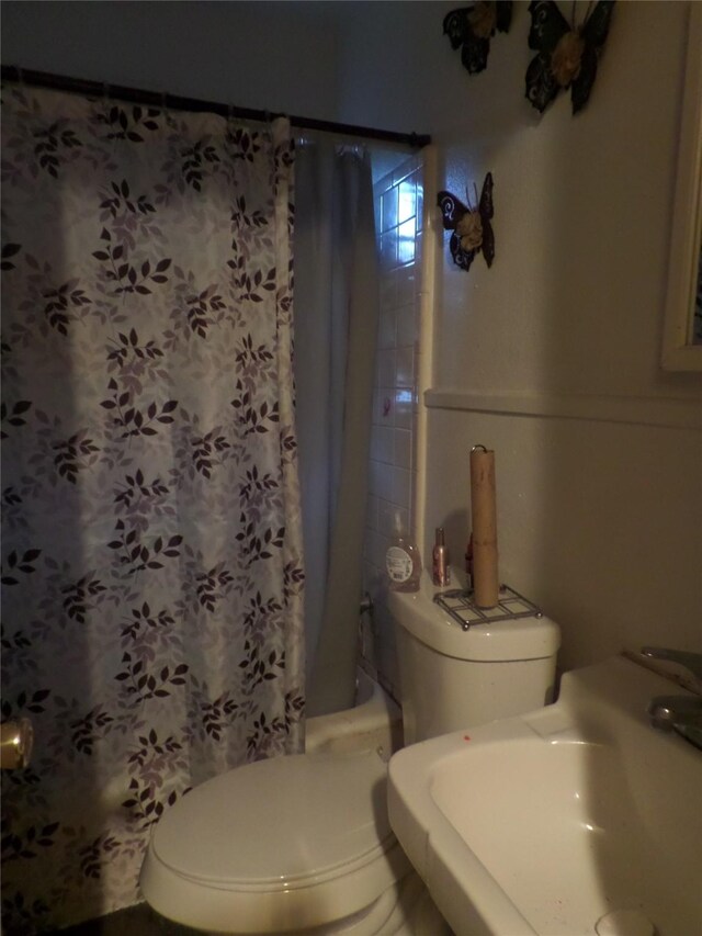 8422 Donna Ln, Shreveport, LA 71106 - full bathroom featuring toilet, shower / bath combination with curtain, and a sink