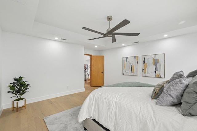 bedroom featuring light wood finished floors, visible vents, recessed lighting, and baseboards