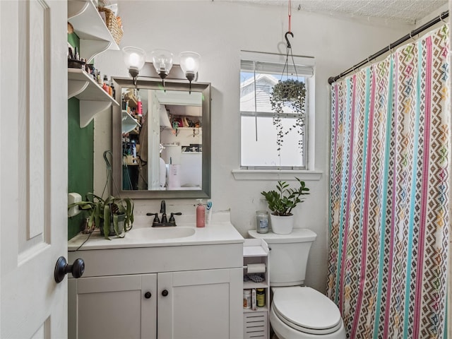 full bathroom featuring curtained shower, toilet, and vanity