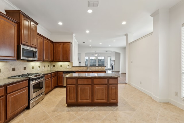 kitchen featuring a sink, stainless steel appliances, visible vents, and decorative backsplash