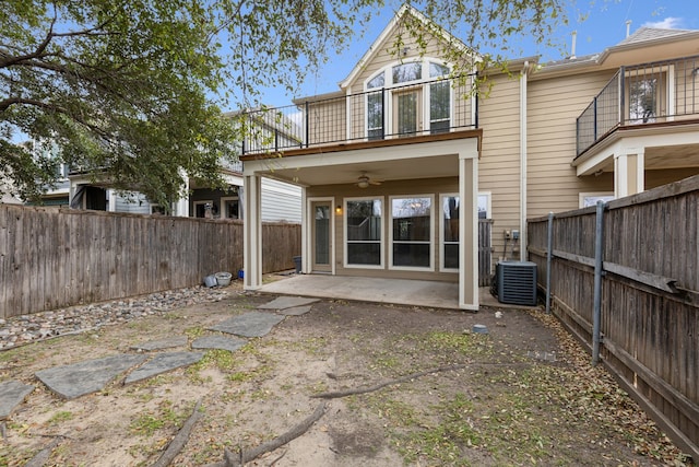 back of property featuring a patio area, ceiling fan, and a fenced backyard