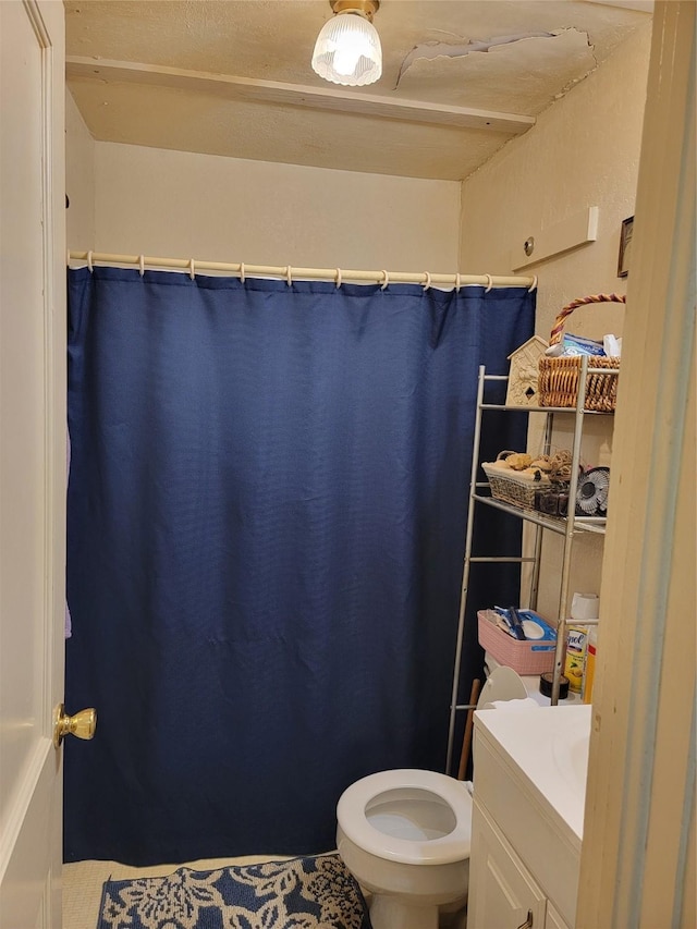 bathroom with vanity, a shower with shower curtain, and toilet