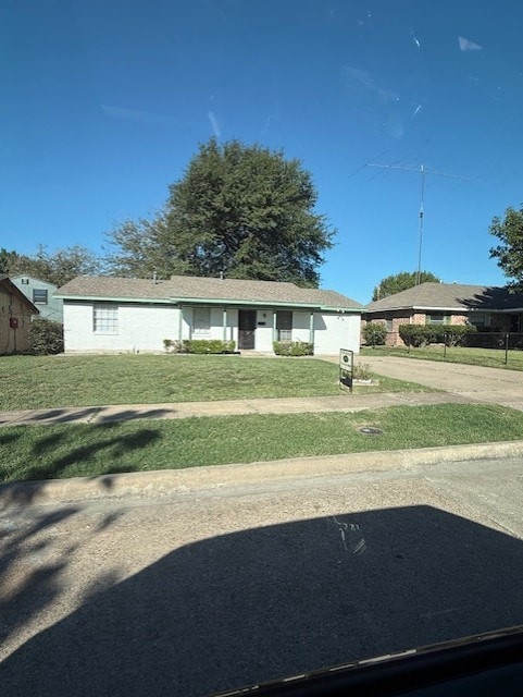 view of front of house featuring a front yard