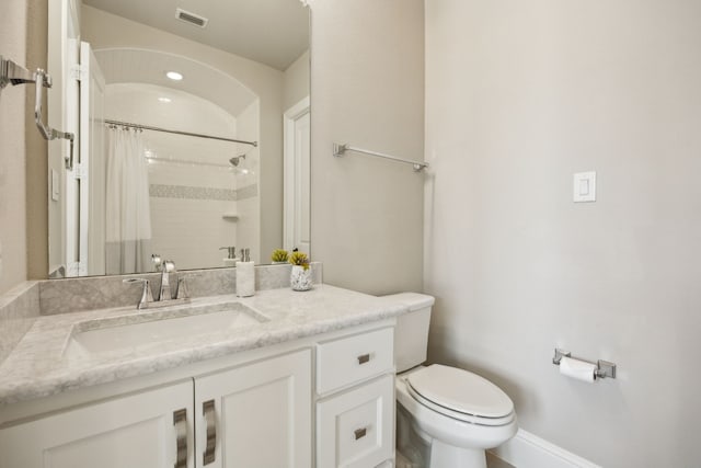 full bathroom with vanity, a shower with shower curtain, baseboards, visible vents, and toilet