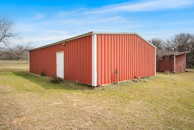 view of pole building featuring a lawn