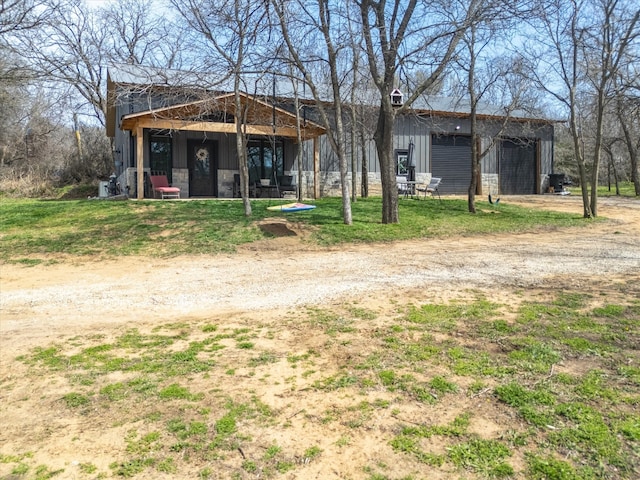 view of yard with an outbuilding and an outdoor structure