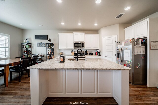 kitchen featuring visible vents, recessed lighting, dark wood-style flooring, a sink, and appliances with stainless steel finishes
