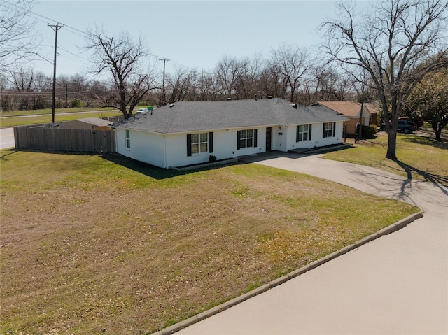 view of front of house featuring a front yard, fence, and driveway