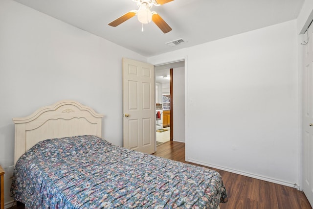 bedroom featuring visible vents, baseboards, a ceiling fan, and wood finished floors