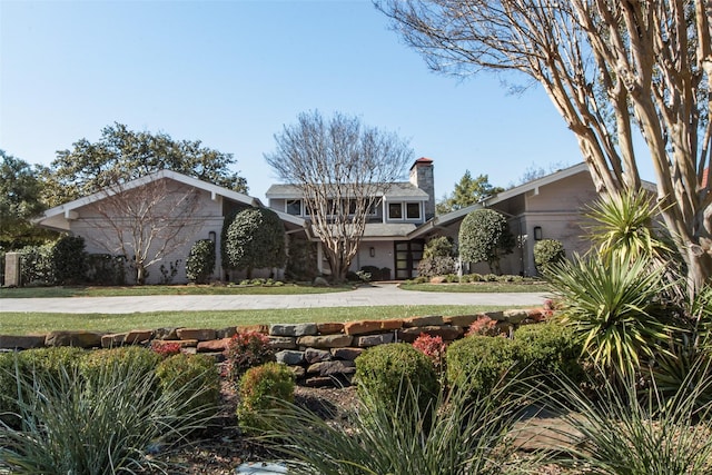 view of front of house with driveway