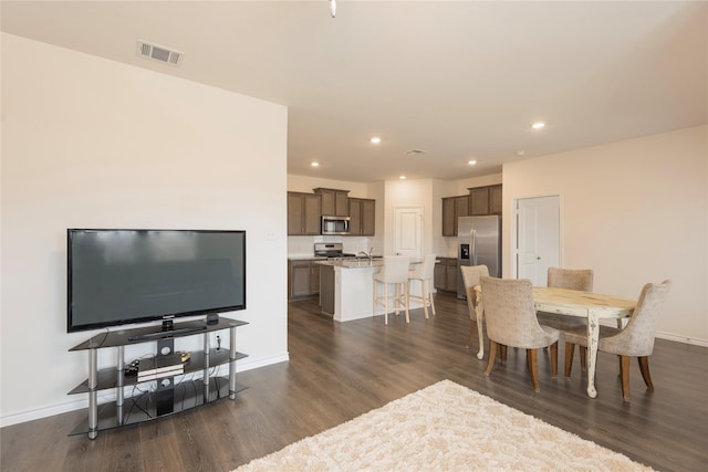 dining area with visible vents, recessed lighting, baseboards, and dark wood-style flooring