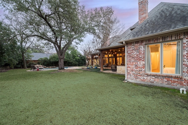 view of yard at dusk