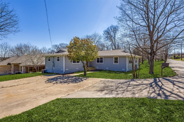 view of front facade with a front yard and driveway