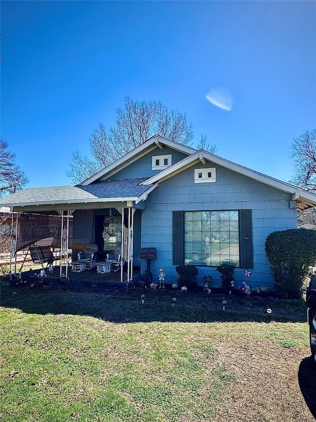 view of front of property featuring a front yard and a patio area