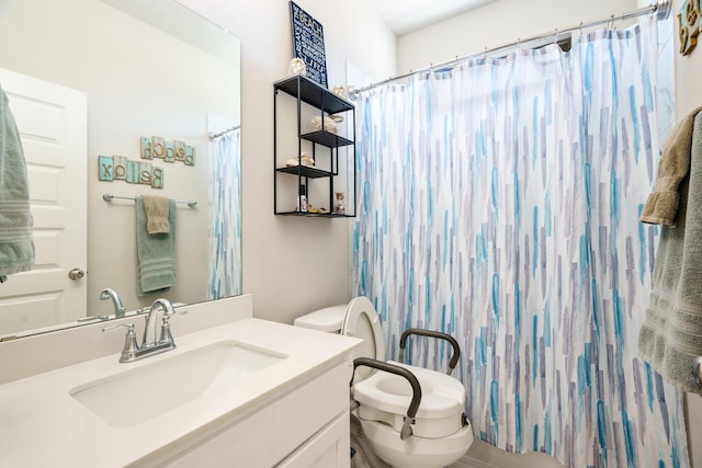 full bathroom with curtained shower, toilet, and vanity