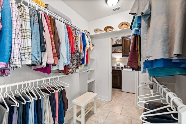 walk in closet featuring light tile patterned floors and visible vents