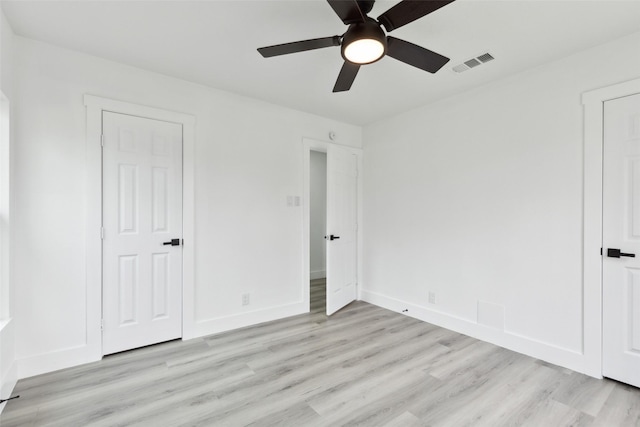 unfurnished bedroom featuring visible vents, baseboards, light wood-style floors, and a ceiling fan