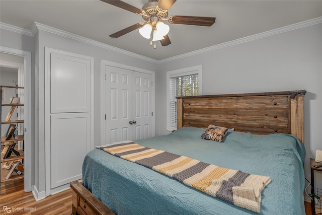 bedroom featuring a closet, crown molding, ceiling fan, and wood finished floors