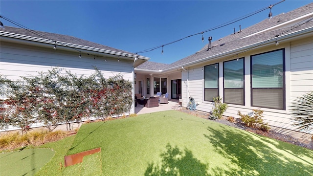 view of yard featuring outdoor lounge area and a patio area