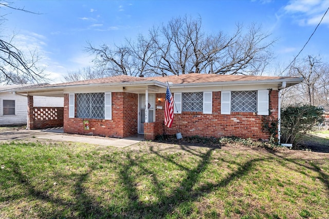 view of front of home featuring a front lawn and brick siding