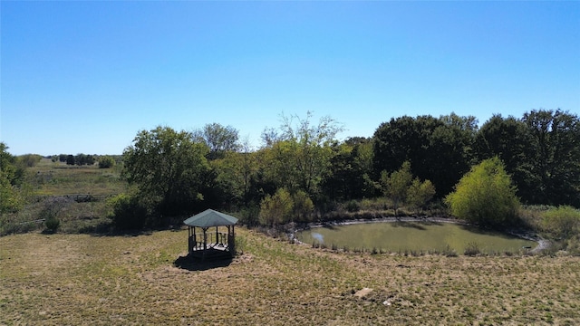 view of yard featuring a water view