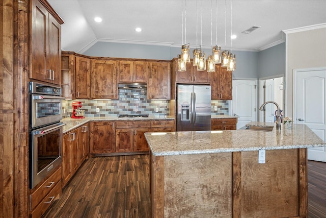 kitchen featuring dark wood-style floors, visible vents, a sink, stainless steel appliances, and crown molding