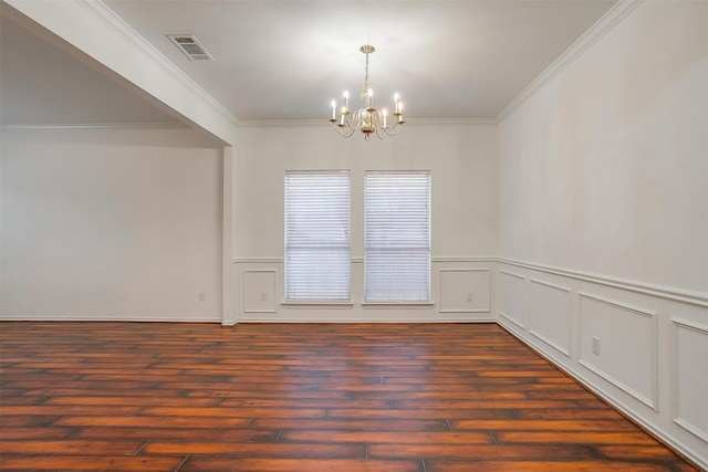 spare room with a chandelier, visible vents, dark wood-style floors, and ornamental molding