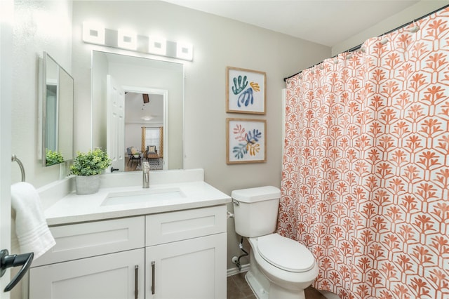 full bathroom featuring a shower with shower curtain, toilet, and vanity