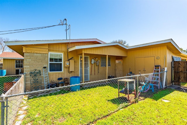 view of front of property featuring a front yard and fence