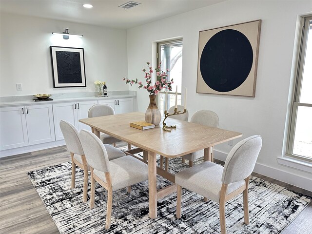 dining space featuring a wealth of natural light, visible vents, baseboards, and light wood-style flooring