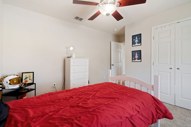 bedroom featuring a ceiling fan, visible vents, a closet, and a textured ceiling