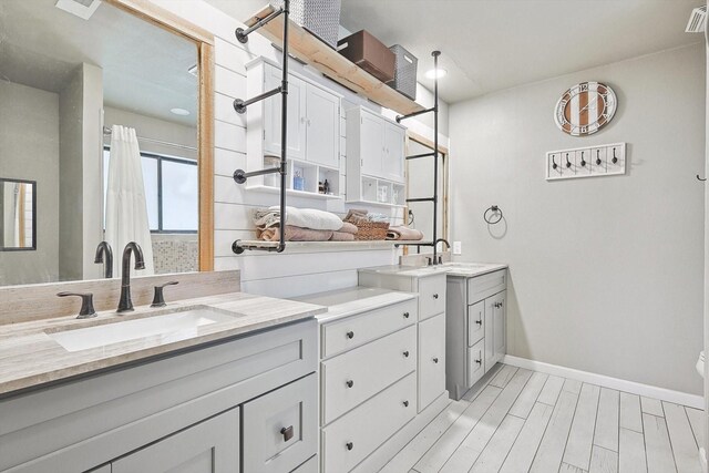 full bathroom featuring baseboards, a shower with curtain, wood finished floors, and vanity