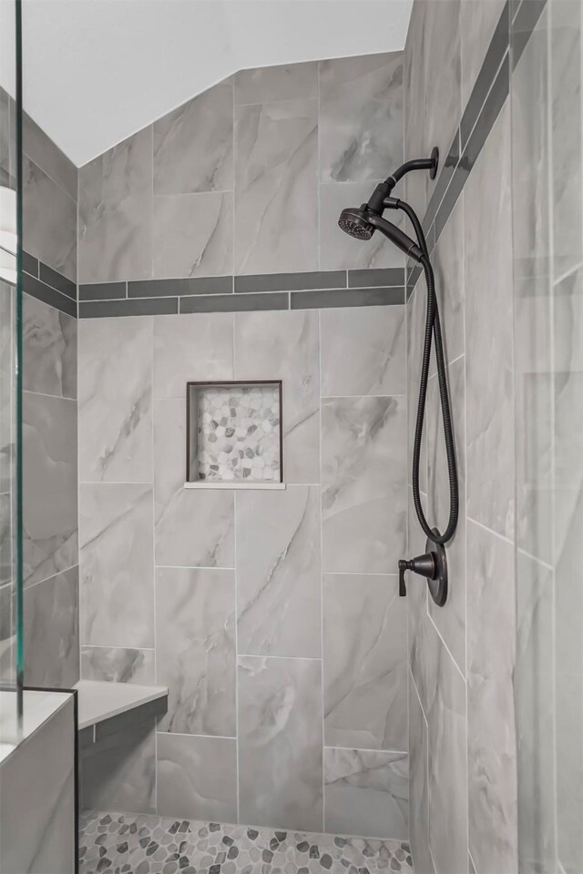 bathroom featuring a tile shower