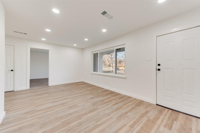 entryway with visible vents, recessed lighting, and light wood-type flooring