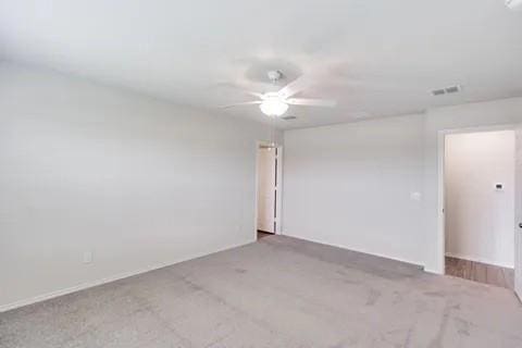 empty room with visible vents and ceiling fan