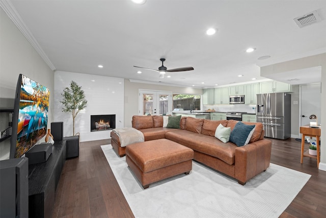 living area featuring recessed lighting, visible vents, dark wood-style floors, and crown molding