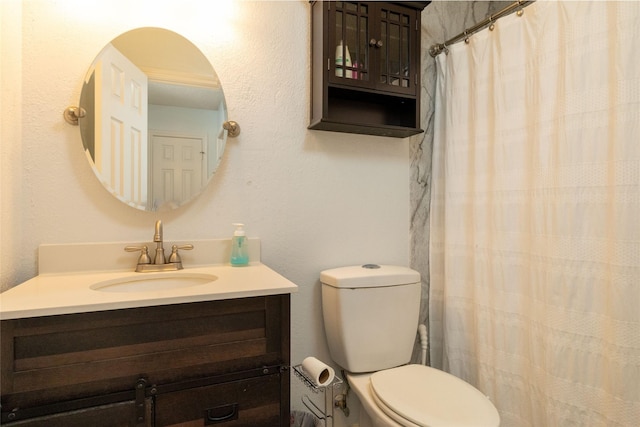 full bathroom featuring a shower with shower curtain, toilet, and vanity