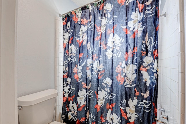 full bathroom with a shower with shower curtain and toilet