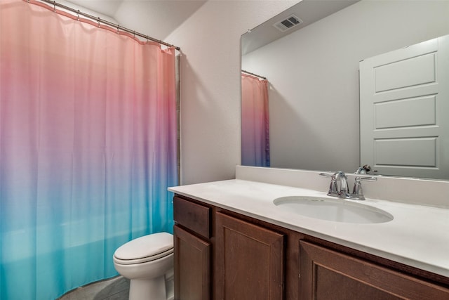 full bathroom with toilet, vanity, visible vents, and curtained shower