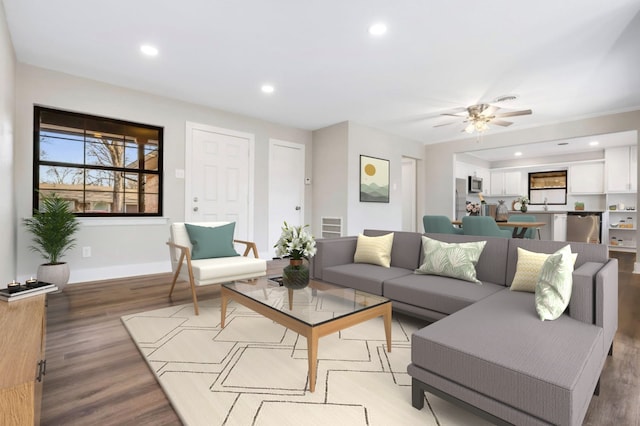 living room featuring recessed lighting, baseboards, visible vents, light wood-style flooring, and ceiling fan