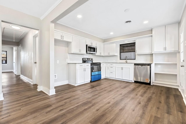 kitchen with visible vents, dark wood finished floors, a sink, appliances with stainless steel finishes, and white cabinetry