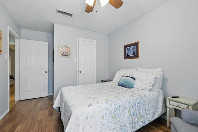 bedroom featuring visible vents, baseboards, dark wood-style floors, and a ceiling fan