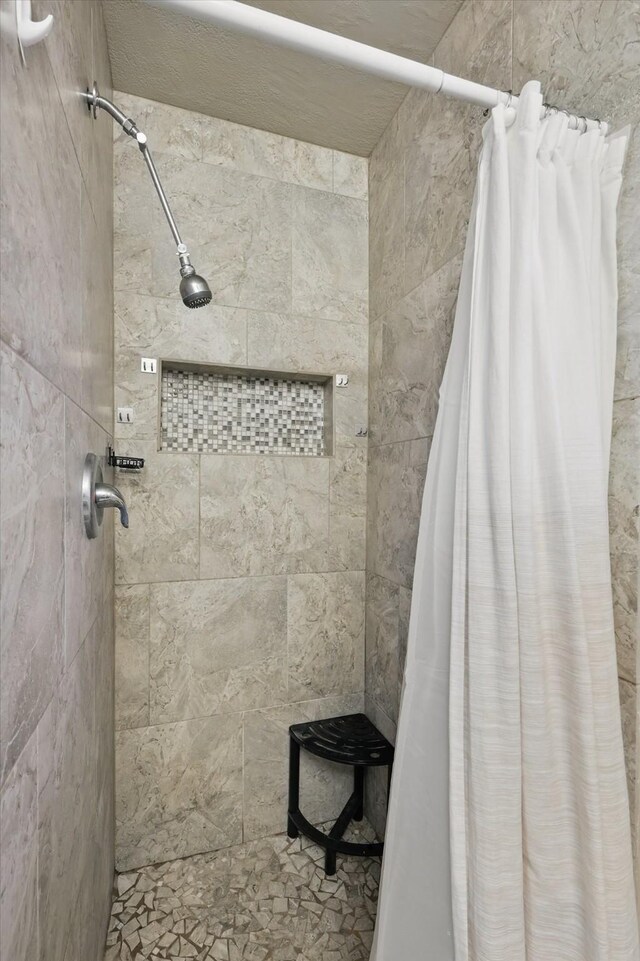 full bath featuring tiled shower