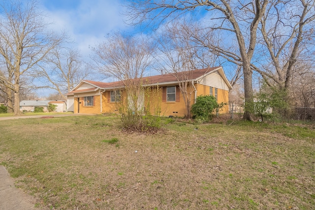 view of front of property featuring crawl space, a front yard, and fence