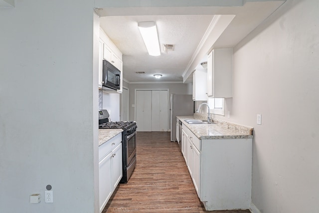 kitchen featuring a sink, visible vents, appliances with stainless steel finishes, and ornamental molding